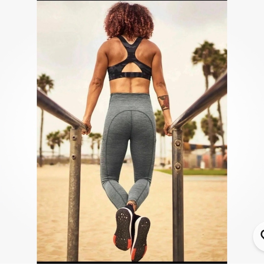 ATHLETA ULTIMATE STASH POCKET 7/8 CAPRI TIGHT - SIZE SMALL, GRAY HEATHER